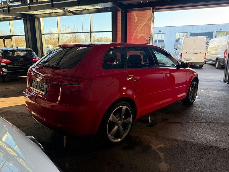 Gebraucht Audi A3 Attraction 125 PS (91 kW) 2011 Rot Kleinwagen