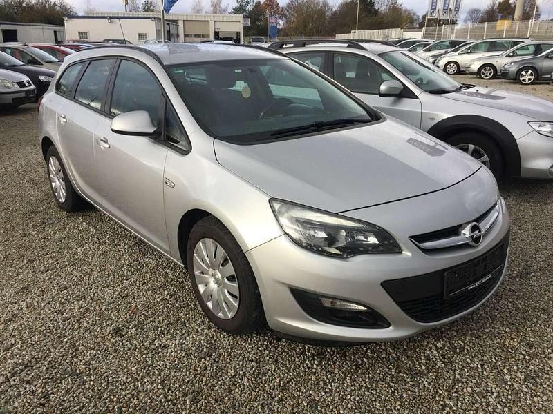 Silber (metallic) Gebraucht 2013 Opel Astra Kombi | 5.400 € (Fairer Preis) - Bild 1/4