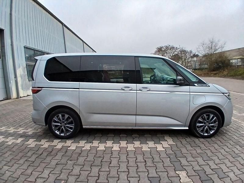 Grau Gebraucht 2023 VW Multivan Style Van | 44.420 € (Guter Preis) - Bild 1/4