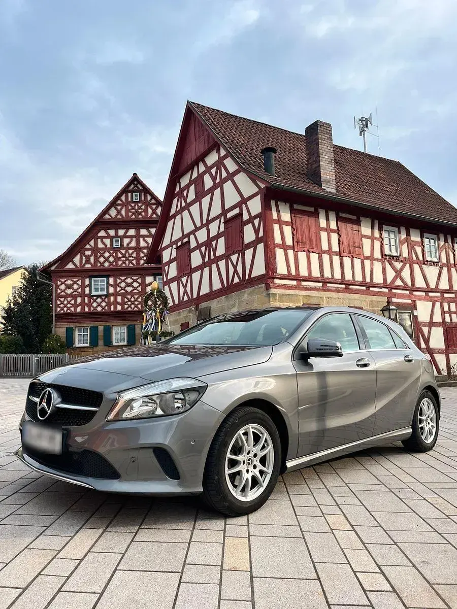 Gebraucht Mercedes A180 122 PS (89 kW) 2017 Grau Limousine