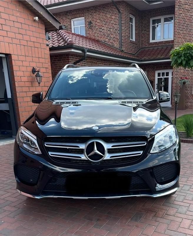 Schwarz Gebraucht 2016 Mercedes GLE250 AMG line SUV | 27.000 € (Fairer Preis) - Bild 1/4