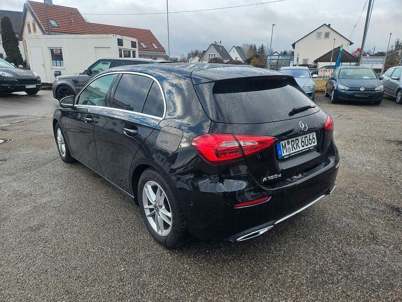 Gebraucht Mercedes A180 116 PS (85 kW) 2018 Schwarz Limousine