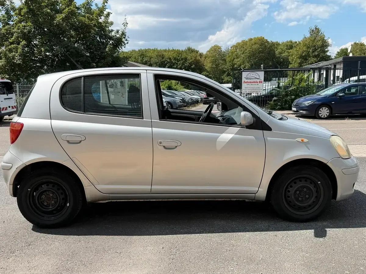 Gebraucht Toyota Yaris Sol 65 PS (47 kW) 2004 Silber Limousine