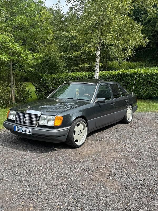 Gebraucht 1990 Mercedes E300 Limousine | 9.000 € - Bild 1/4