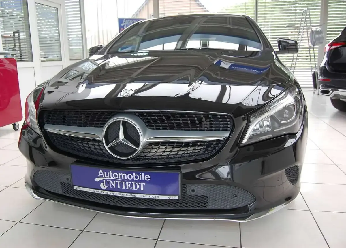 Gebraucht Mercedes CLA200 Shooting Brake Urban 156 PS (114 kW) 2017 Kosmosschwarz  metalliclack Kombi