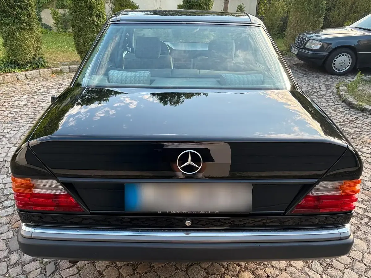 Gebraucht Mercedes E200 136 PS (100 kW) 1992 Schwarz Limousine
