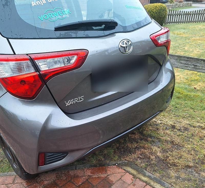 Gebraucht Toyota Yaris 69 PS (50 kW) 2017 Grau Kleinwagen