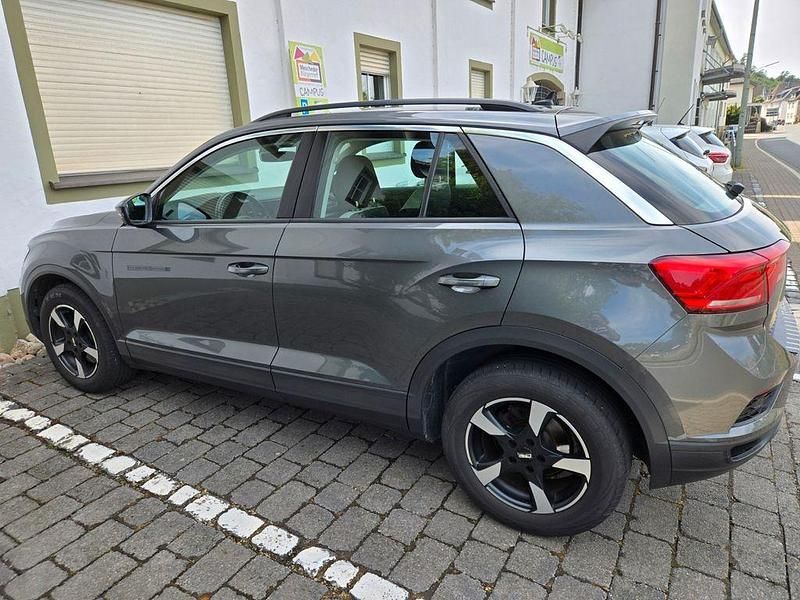 Grau Gebraucht 2018 VW T-Roc SUV | 15.000 € (Fairer Preis) - Bild 1/3
