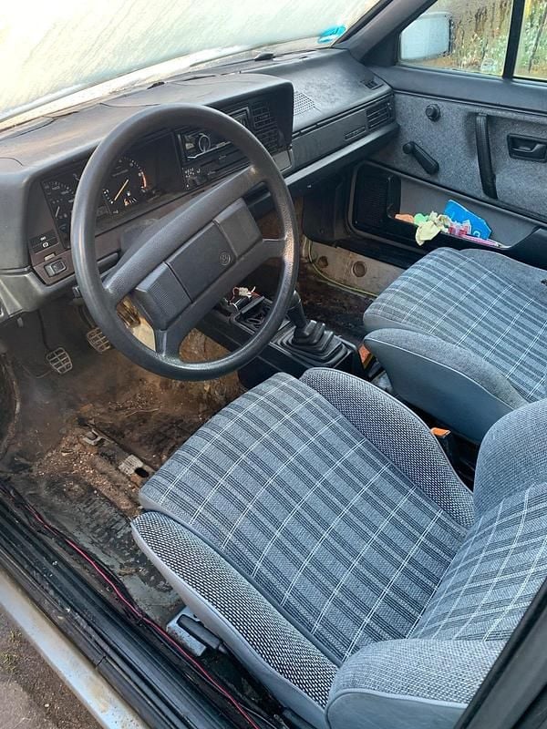 Second-hand VW Passat 90 CP (66 kW) 1988 Hatchback