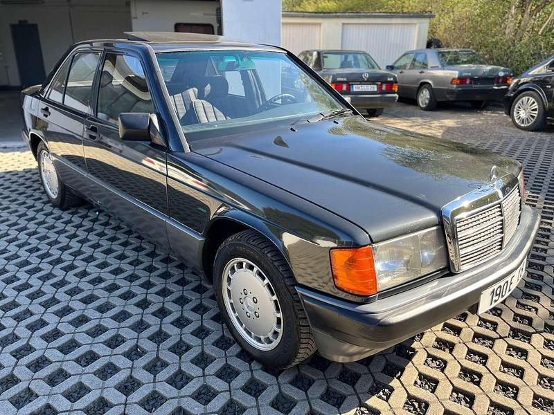 Blauschwarz 199 Gebraucht 1991 Mercedes 190 Limousine | 5.990 € - Bild 1/4