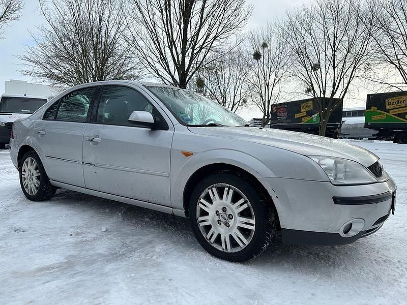 Gebraucht Ford Mondeo Trend 125 PS (91 kW) 2001 Silber Limousine