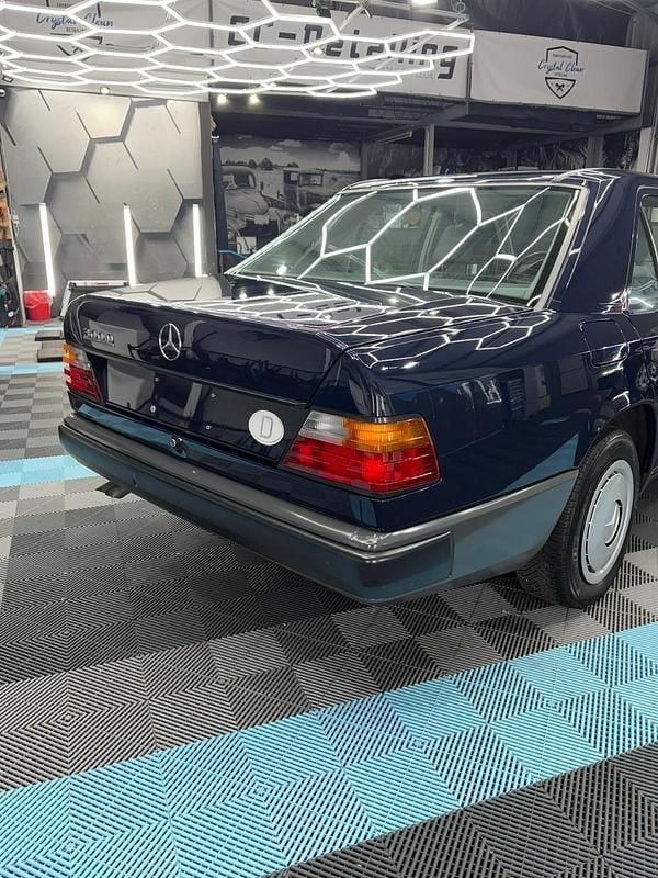 Gebraucht Mercedes E300 109 PS (80 kW) 1987 Blau Limousine