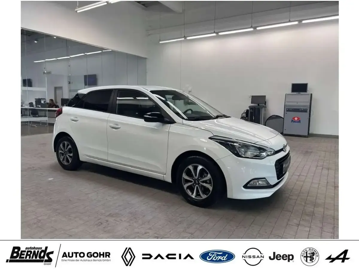 Gebraucht Hyundai i20 Passion 84 PS (61 kW) 2018 Polar white Kleinwagen