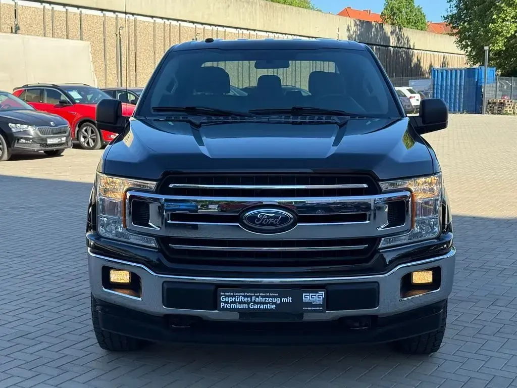 Używany Ford V8 401 KM (294 kW) 2018 Czarny SUV