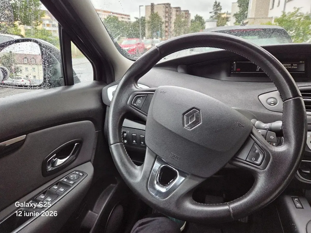 Gebraucht Renault Scénic III Bose Edition 110 PS (80 kW) 2013 Schwarz Van / Kleinbus