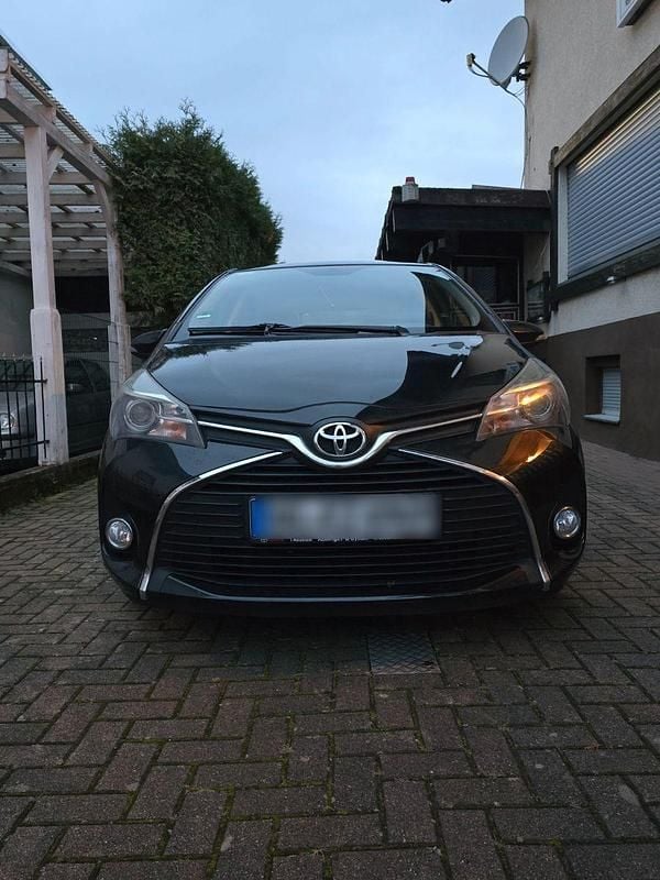 Gebraucht 2015 Toyota Yaris Comfort Kleinwagen | 6.600 € (Guter Preis) - Bild 1/4