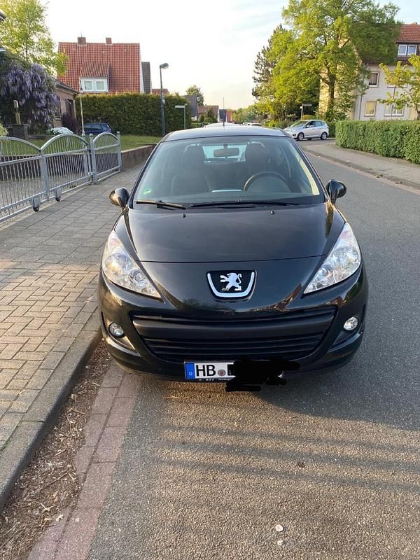 Gebraucht Peugeot 207 95 PS (69 kW) 2011 Schwarz Kleinwagen