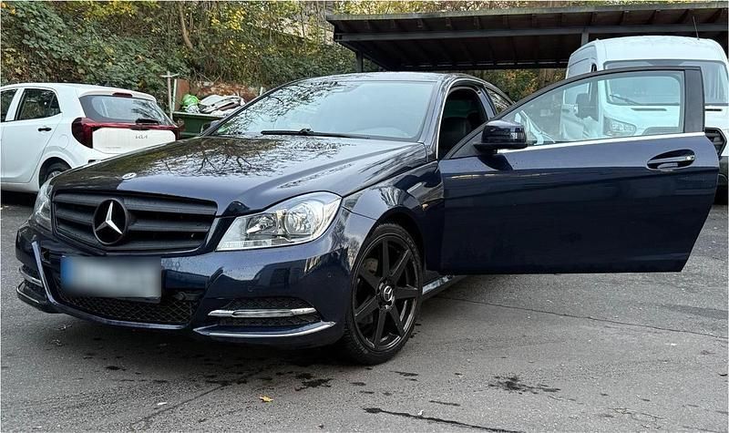 Blau Gebraucht 2011 Mercedes C250 AMG Coupé | 9.000 € - Bild 1/4