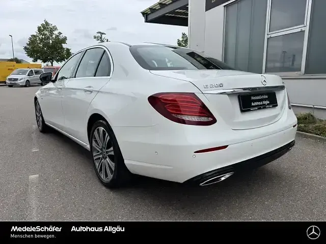 Gebraucht Mercedes E200 Avantgarde 197 PS (144 kW) 2020 Unilack polarweiß Limousine
