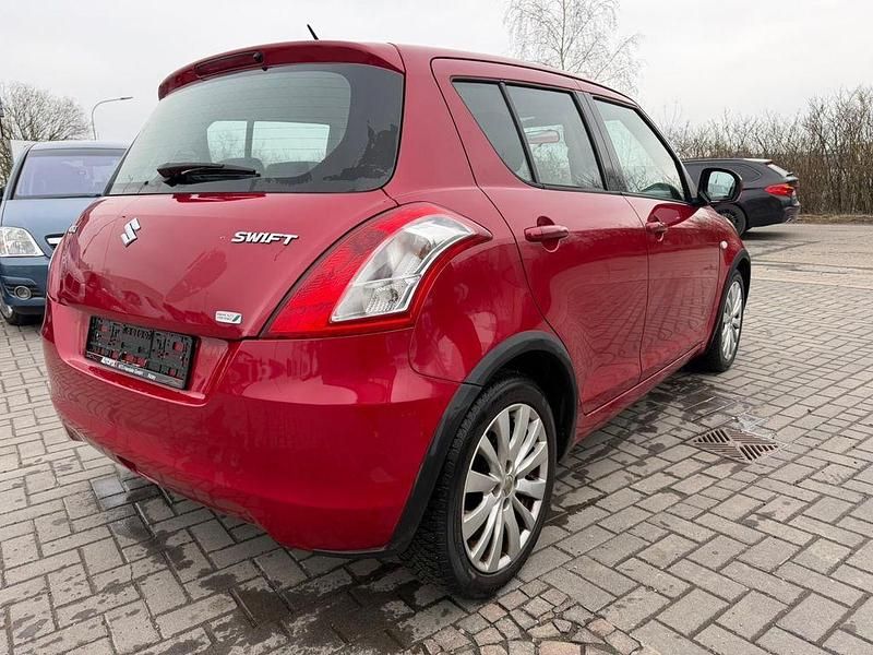 Gebraucht Suzuki Swift Club 94 PS (69 kW) 2013 Rot Kleinwagen