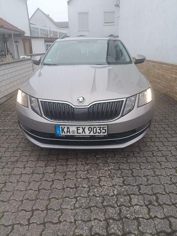 Grau Gebraucht 2019 Skoda Octavia Style Kombi | 10.829 € (Superpreis) - Bild 1/4