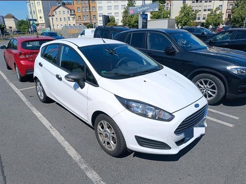 Gebraucht Ford Fiesta 60 PS (44 kW) 2015 Weiß Limousine