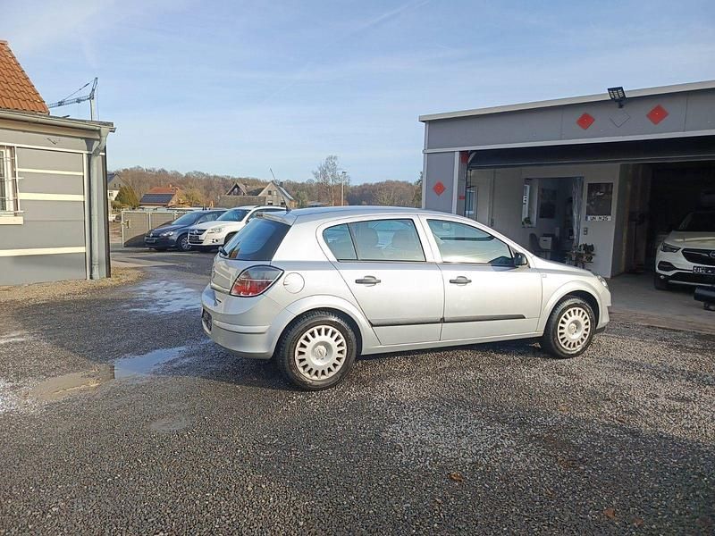 Gebraucht Opel Astra Selection 90 PS (66 kW) 2009 Silber Limousine