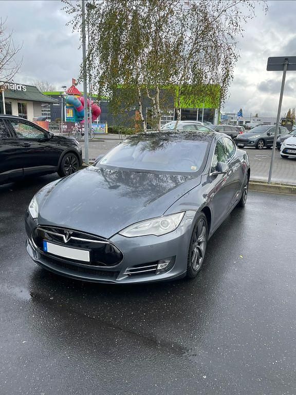 Grau Gebraucht 2013 Tesla Model S Kleinwagen | 18.400 € (Fairer Preis) - Bild 1/4