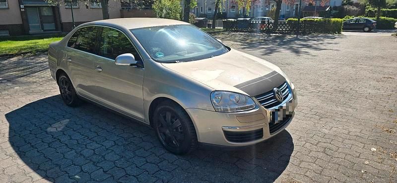 Second-hand VW Jetta 2006 Auriu Berlinǎ