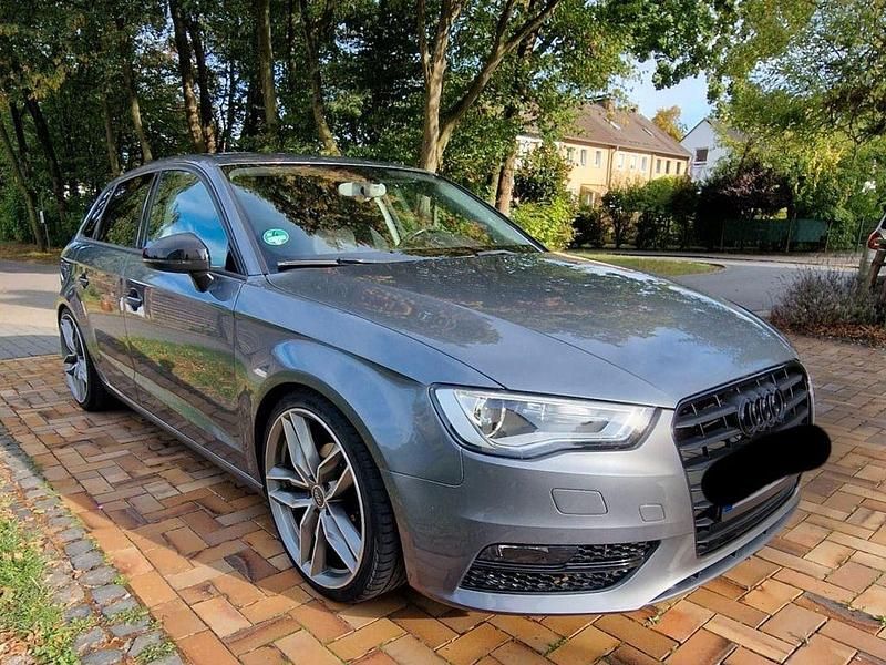 Grau Gebraucht 2015 Audi A3 Sportback Ambition Limousine | 11.990 € (Fairer Preis) - Bild 1/4