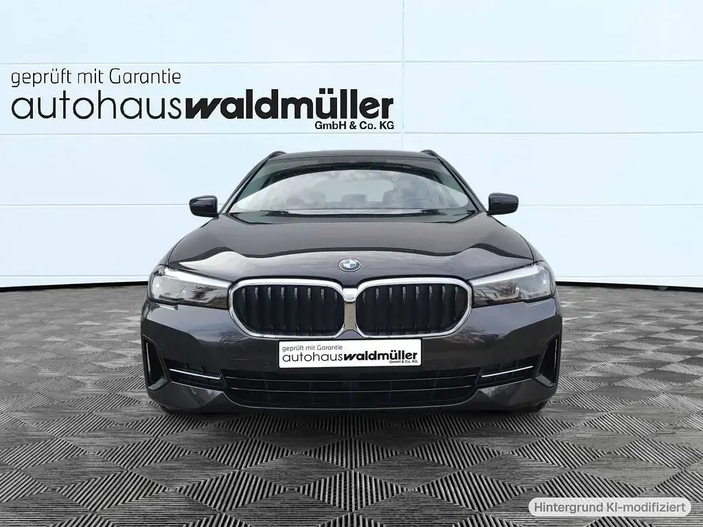 Gebraucht BMW 520 Sport Line 190 PS (139 kW) 2020 Sophistograu brillanteffekt metallic Kombi