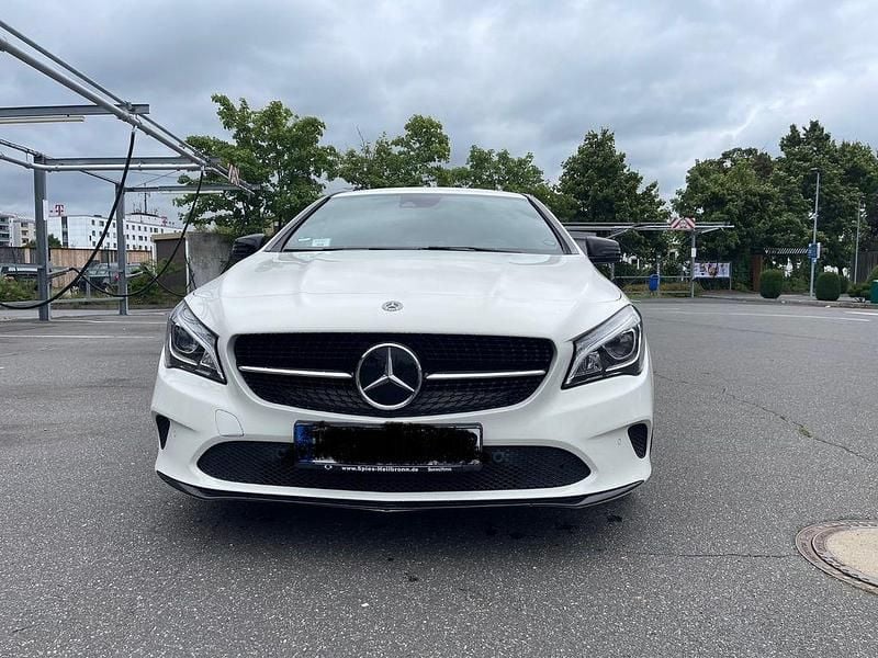 Weiß Gebraucht 2017 Mercedes CLA220 Shooting Brake Kombi | 17.500 € (Guter Preis) - Bild 1/4