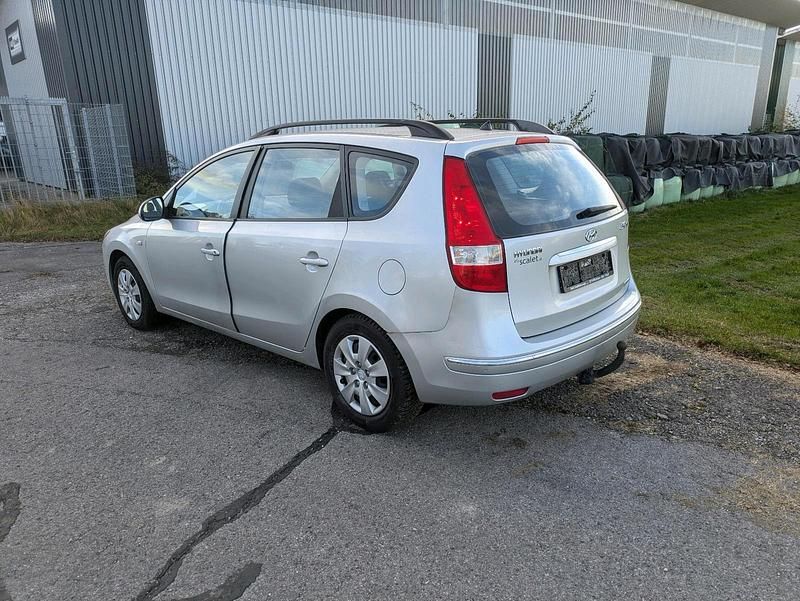 Gebraucht Hyundai i30 90 PS (66 kW) 2009 Silber Kombi