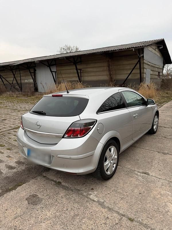 Gebraucht Opel Astra GTC 115 PS (84 kW) 2011 Silber Coupé