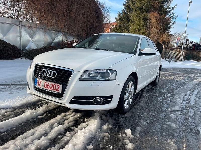 Weiß Gebraucht 2011 Audi A3 Ambiente Limousine | 6.490 € (Fairer Preis) - Bild 1/4