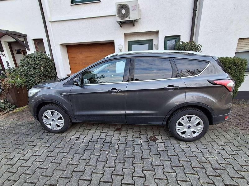 Gebraucht Ford Kuga Titanium 150 PS (110 kW) 2017 Braun SUV