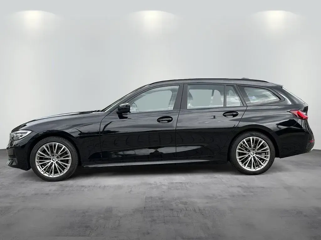 Używany BMW 320 Advantage 190 KM (139 kW) 2022 Czarny Sedan/Limuzyna