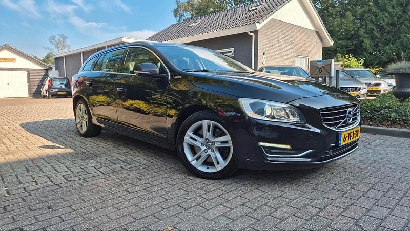 Schwarz Gebraucht 2013 Volvo V60 Summum Kombi | 5.999 € (Fairer Preis) - Bild 1/4