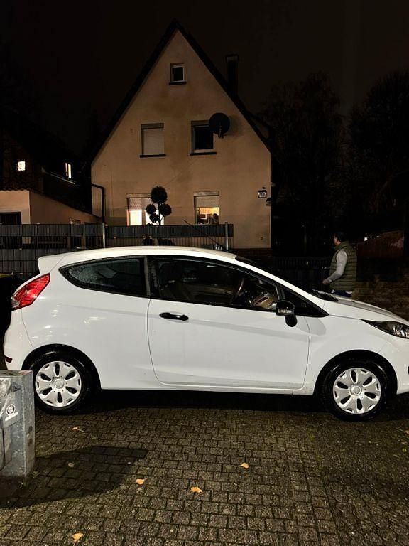 Weiß Gebraucht 2014 Ford Fiesta Ambiente Limousine | 7.699 € (Fairer Preis) - Bild 1/4