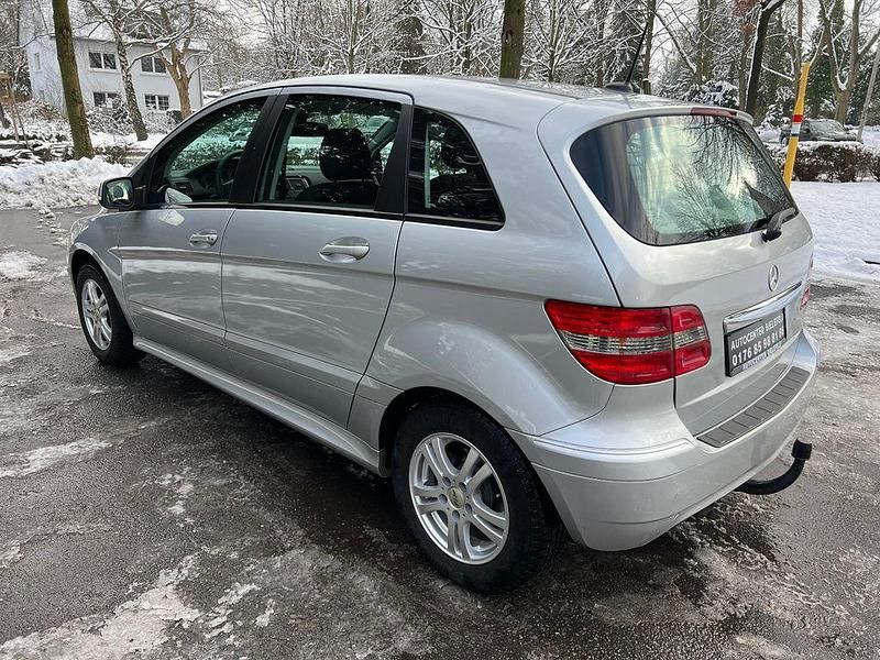 Gebraucht Mercedes B180 116 PS (85 kW) 2010 Silber Van / Kleinbus