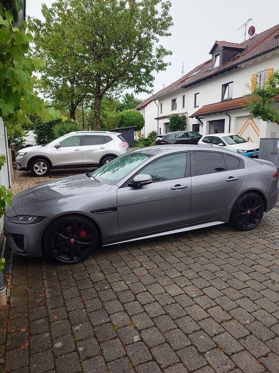 Grau Gebraucht 2020 Jaguar XE R-Dynamic Limousine | 22.299 € (Fairer Preis) - Bild 1/4