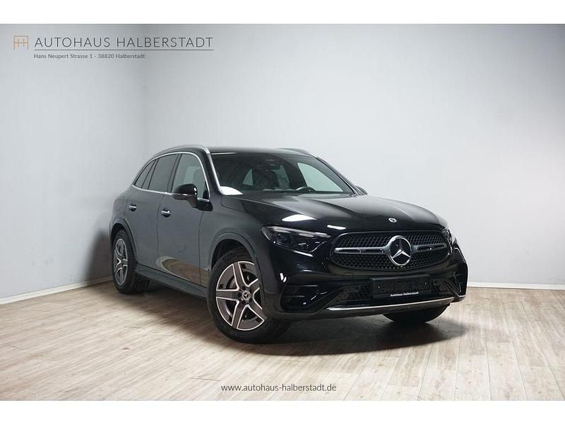 Schwarz (metallic) Gebraucht 2024 Mercedes GLC300 SUV | 54.989 € (Superpreis) - Bild 1/3