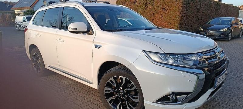 Gebraucht Mitsubishi Outlander P-HEV Plus 203 PS (149 kW) 2017 Weiß SUV
