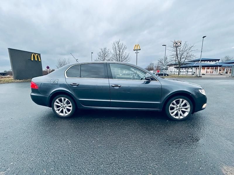 Grau Gebraucht 2010 Skoda Superb Comfort Limousine | 7.500 € (Teuer) - Bild 1/4