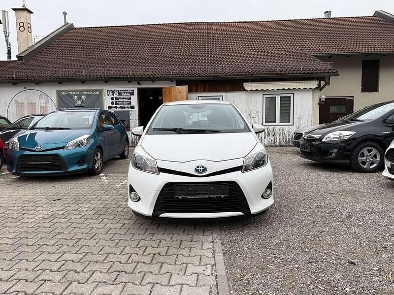 Gebraucht Toyota Yaris Hybrid Life 75 PS (55 kW) 2013 Weiß Kleinwagen