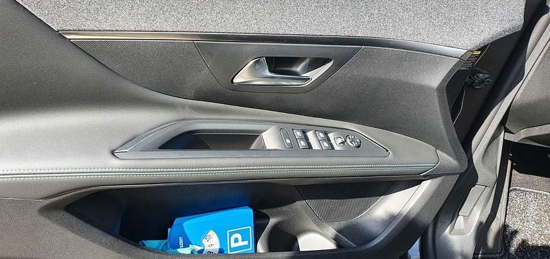 Gebraucht Peugeot 5008 Allure 131 PS (96 kW) 2021 Grau SUV