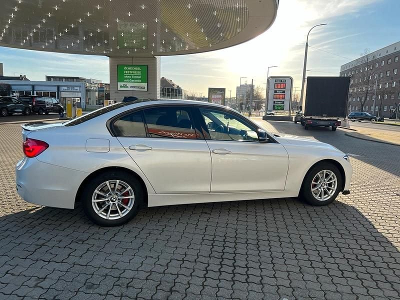 Gebraucht BMW 320 184 PS (135 kW) 2017 Weiß Limousine