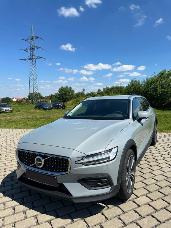 Grau Gebraucht 2023 Volvo V60 CC Plus Kombi | 51.600 € - Bild 1/4