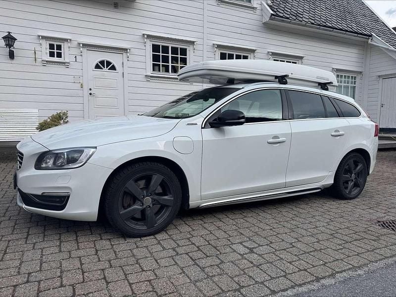 Weiß Gebraucht 2015 Volvo V60 Momentum Kombi | 13.850 € (Etwas zu teuer) - Bild 1/4