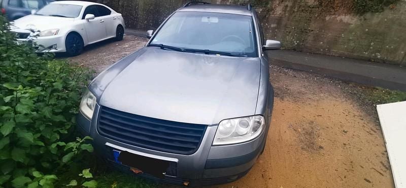 Grau Gebraucht 2003 VW Passat Kombi | 1.000 € (Superpreis) - Bild 1/4